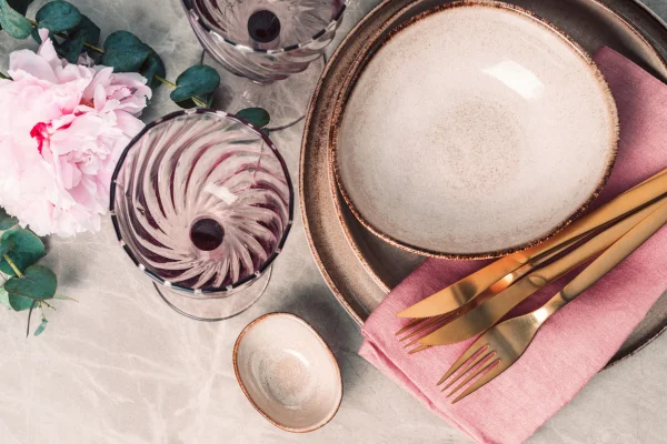 Brindando con distinción: Cómo elegir la cristalería perfecta para tu vajilla de porcelana
