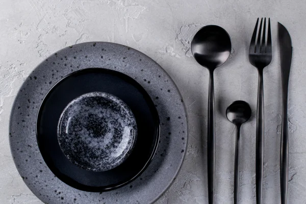 El toque final: Cómo combinar cubertería de diseño con vajillas de porcelana