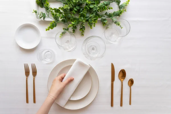 El protocolo de la mesa: Cómo colocar correctamente la vajilla de porcelana para cada ocasión