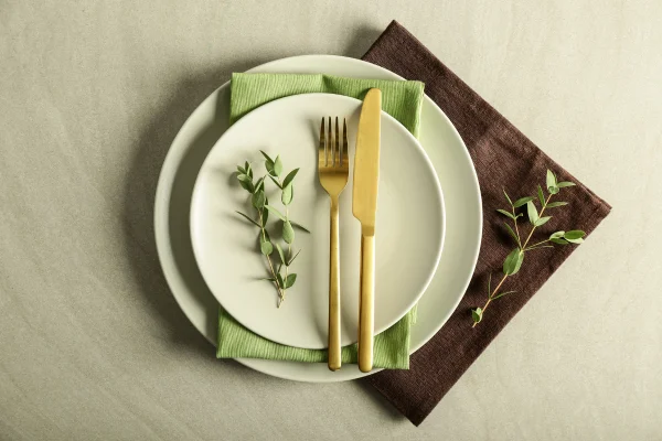 Detalles que marcan la diferencia: Cómo usar servilletas y otros elementos decorativos con tu vajilla de porcelana