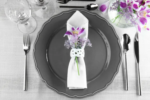Inspiración en la naturaleza: Cómo decorar tu mesa con elementos naturales y vajilla de porcelana